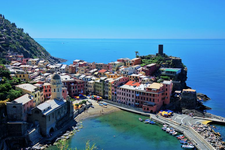 Vernazza - en av stderna i Cinque Terre p italienska rivieran.