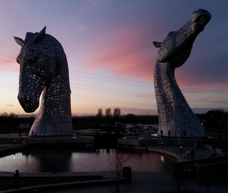De gigantiska hsthuvudena i Skottland The Kelpies.
