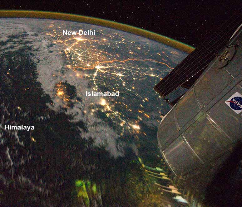 Den upplysta grnsen mellan Indien och Pakistan sedd frn ISS.