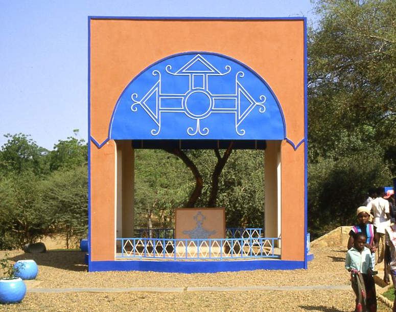 Resterna av vrldens mest isolerade trd p museum i Nigers huvudstad Niamey.