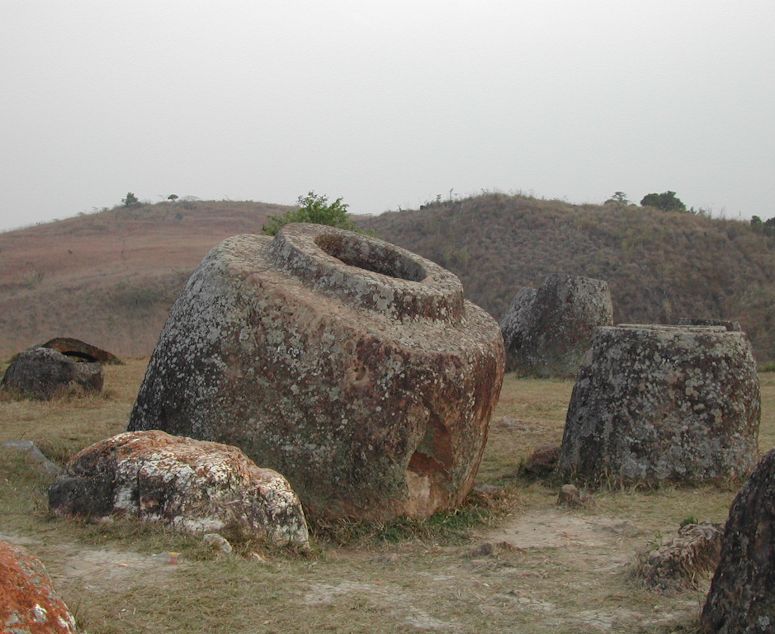 Kruksltten (plain of jars) i Laos - ett flt med stora krukor i kalksten.