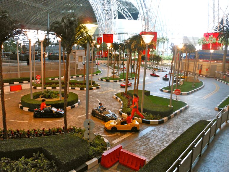 Vrldens strsta njespark inomhus Ferrari World i Abu Dhabi.