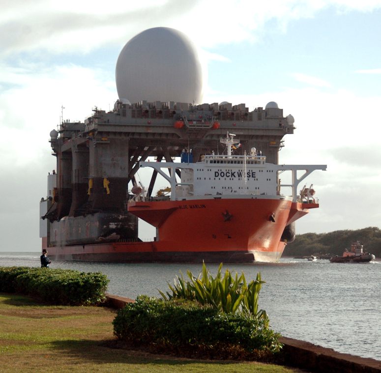 Blue Marlin transporterar en oljeplattform med en stor radar p.