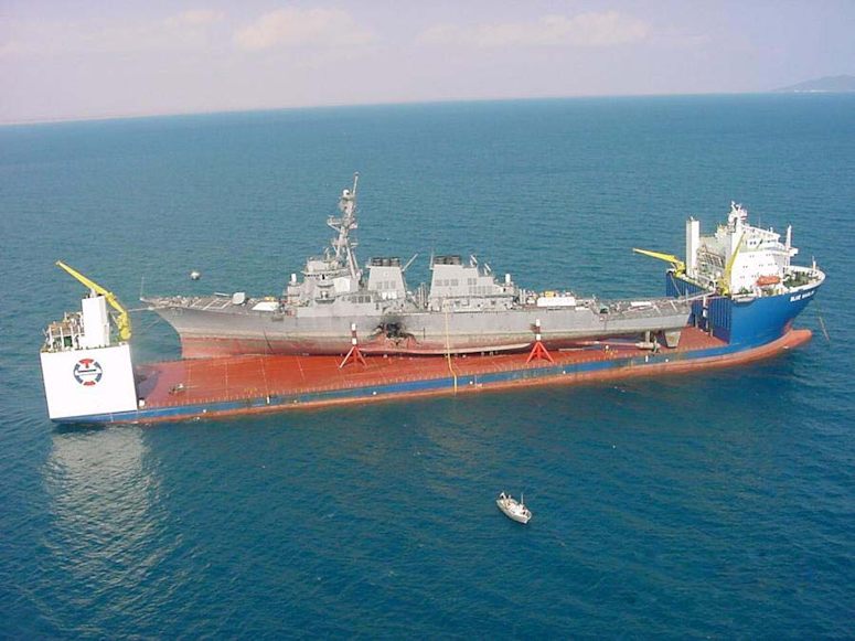 Blue Marlin transporterar det skadade USS Cole, som bombades av Al-Qaeda r 2000.