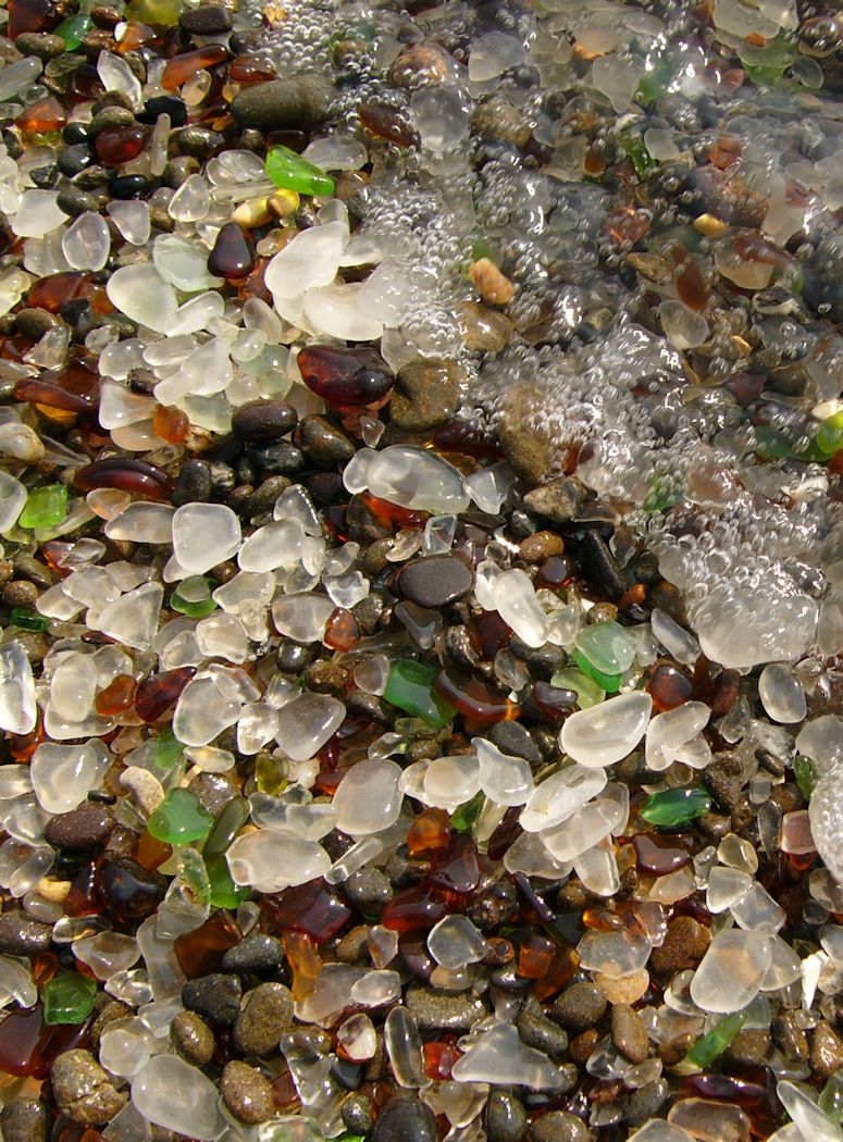Glass Beach i Kalifornien - strand dr de frgglada stenarna r slipat glas.