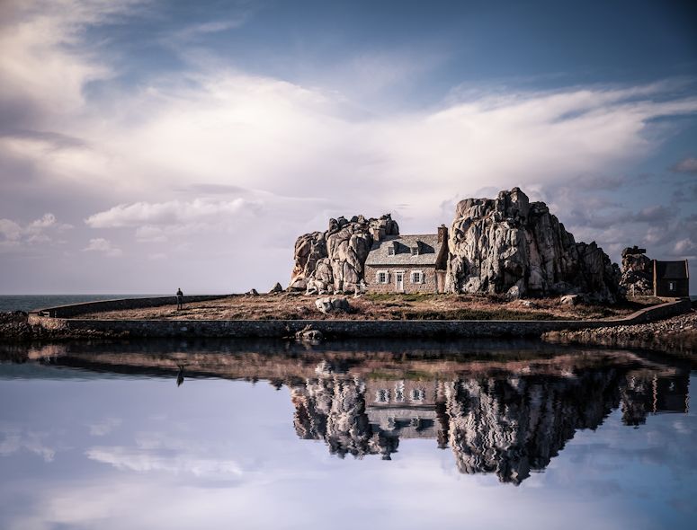 Castel Meur i Frankrike - huset mellan tv klippor vid havet.