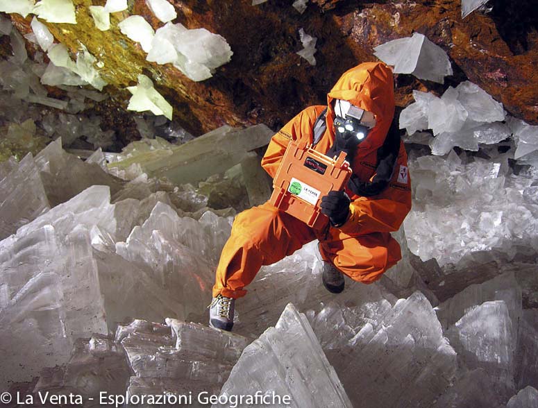 Forskare undersker kristaller i grottan