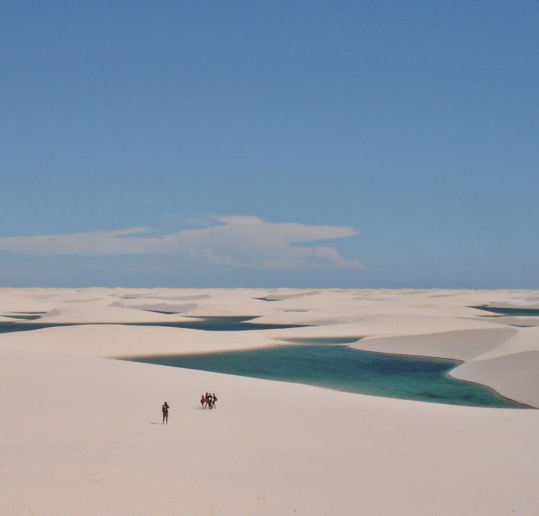 Sjar (pooler) och sanddyner i nationalparken Lenis Maranhenses i Brasilien.