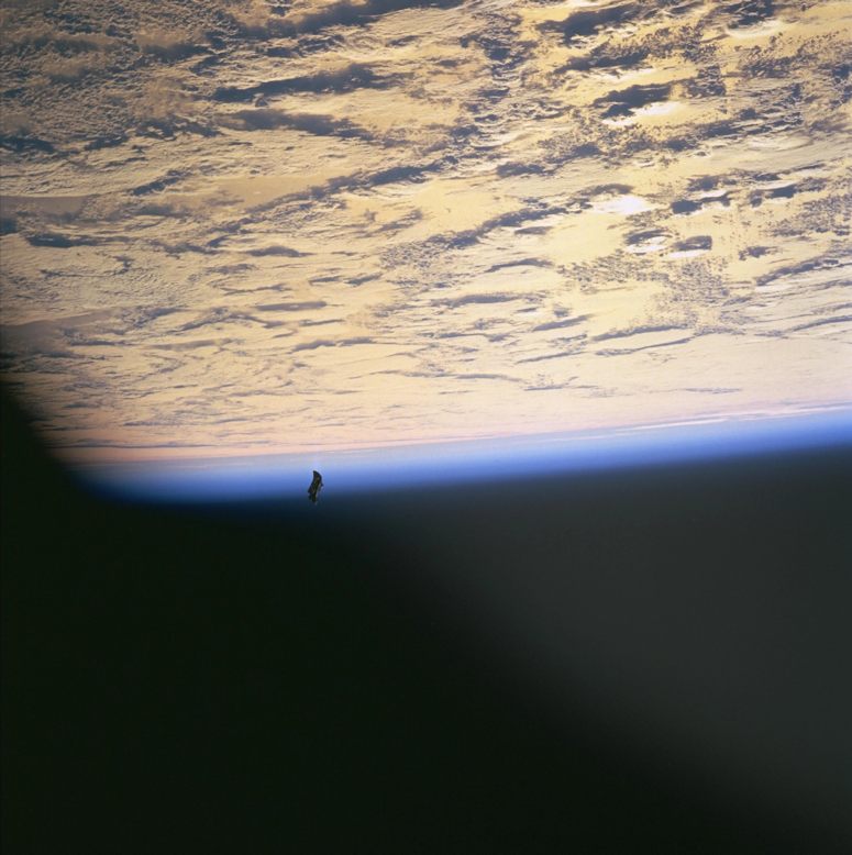 Rymdskrpet Black Knight, fotograferat frn NASA:s rymdfrja.