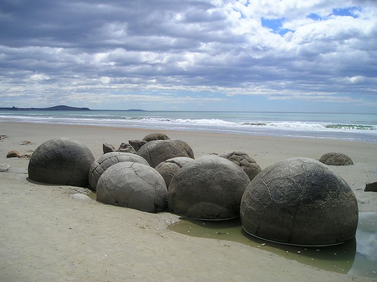 Stenarna The Moeraki Boulders p Kokehoe Beach i Nya Zeeland
