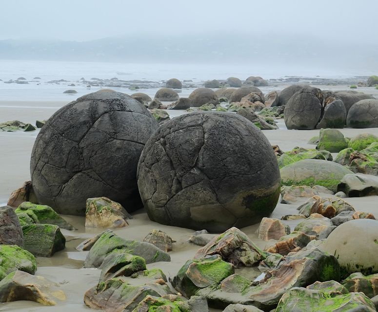Stenarna The Moeraki Boulders p Kokehoe Beach i Nya Zeeland