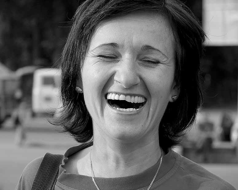 Vrldens roligaste skmt - en kvinna som skrattar.