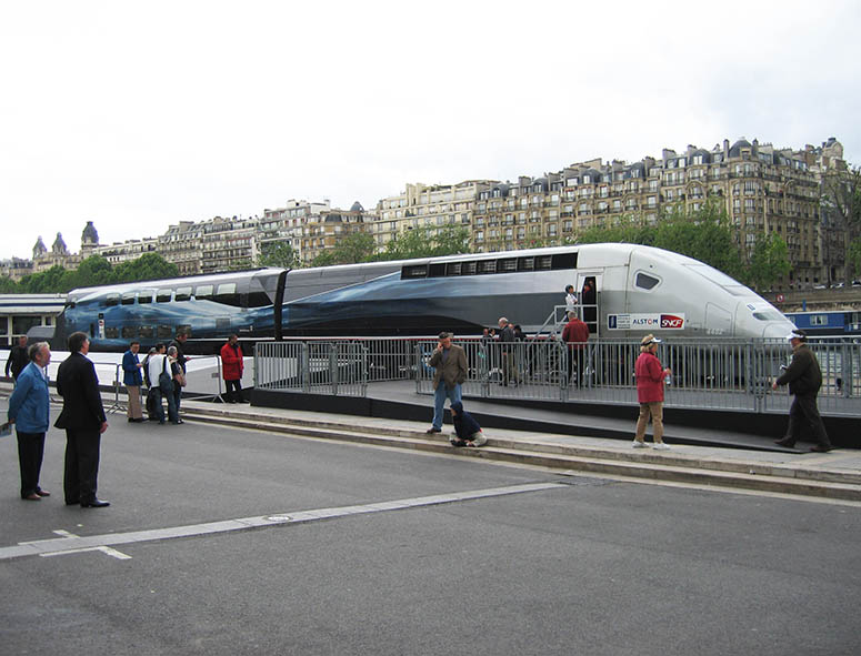 Vrldens snabbaste konventionella tg TGV POS visas upp i Paris.