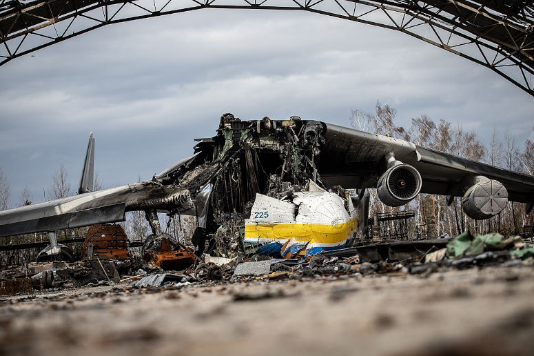 Vrldens strsta flygplan, Antonov An-225, snderbombat under Rysslands invasion av Ukraina.