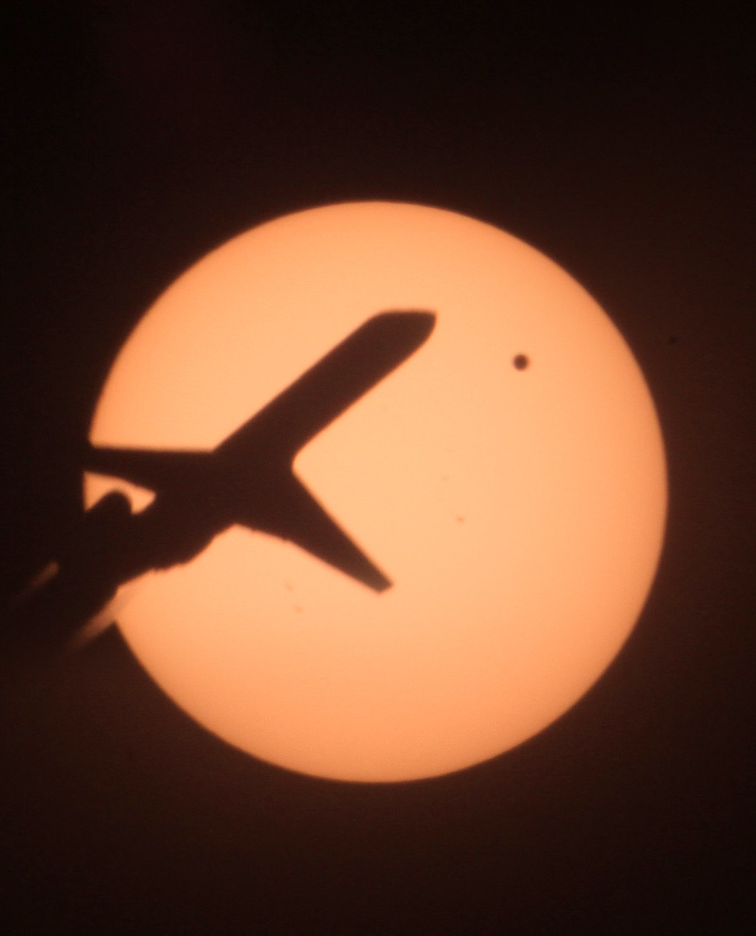 Bde flygplan och Venus passerar framfr solen