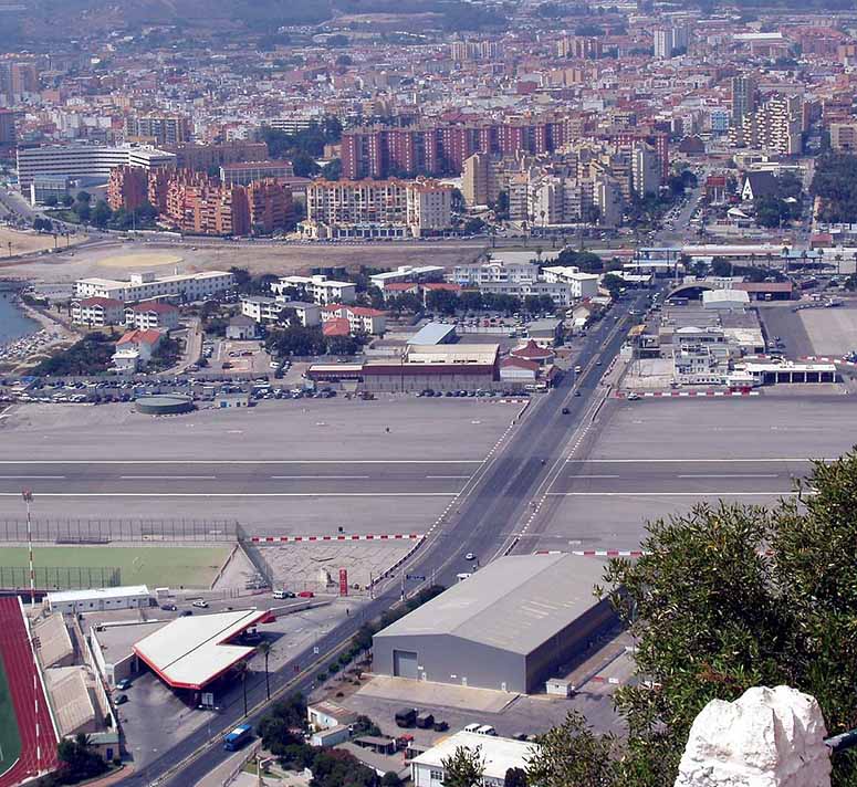 Gibraltar International Airport, flygplats dr landningsbanan korsar en bilvg