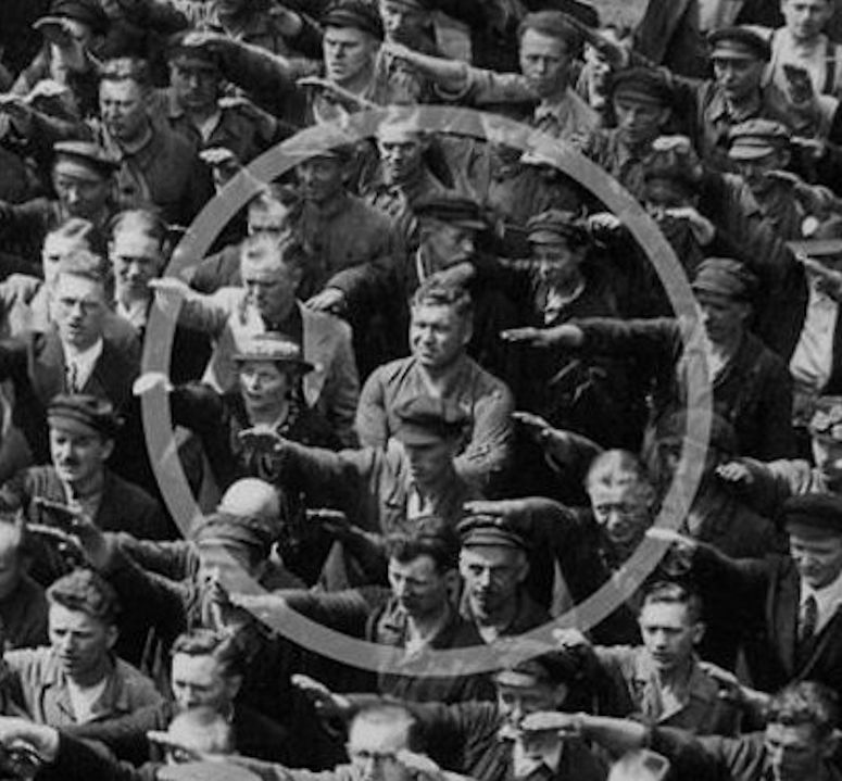August Landmesser protesterar mot nazisterna och är den enda som inte håller upp handen.