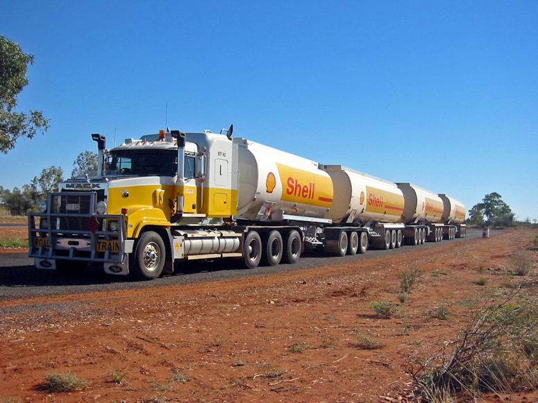 Road train (vgtg) bestende av en lngtradare med fyra slp i Australien.