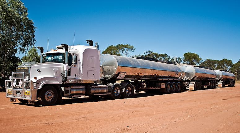 Road train (vägtåg) med tre trailers i Australien.