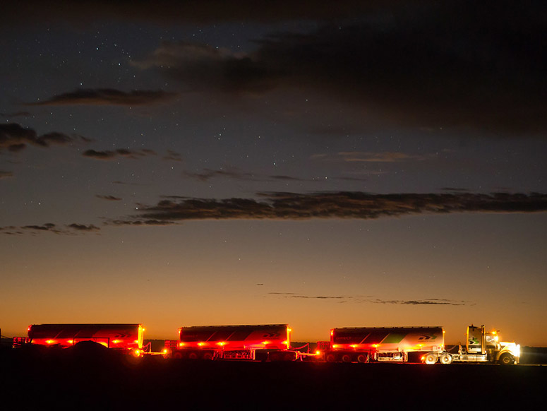 Road train (vgtg) med tre trailers i Australien.