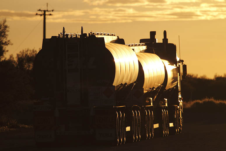 Road train (vgtg) med tre trailers i Australien.