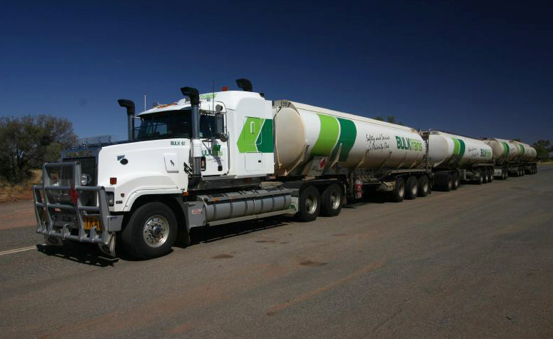 Road train (vgtg) med fyra trailers i Australien.