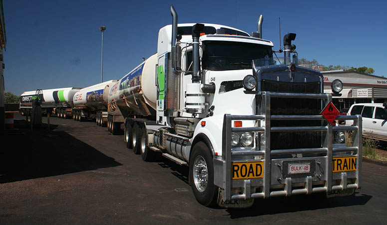 Road train (vgtg) med tre trailers i Australien.