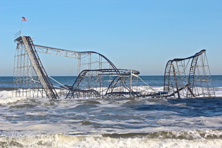 Berg- och dalbanan Jet Star i Casino Pier hamnar i havet efter orkanen Sandy.