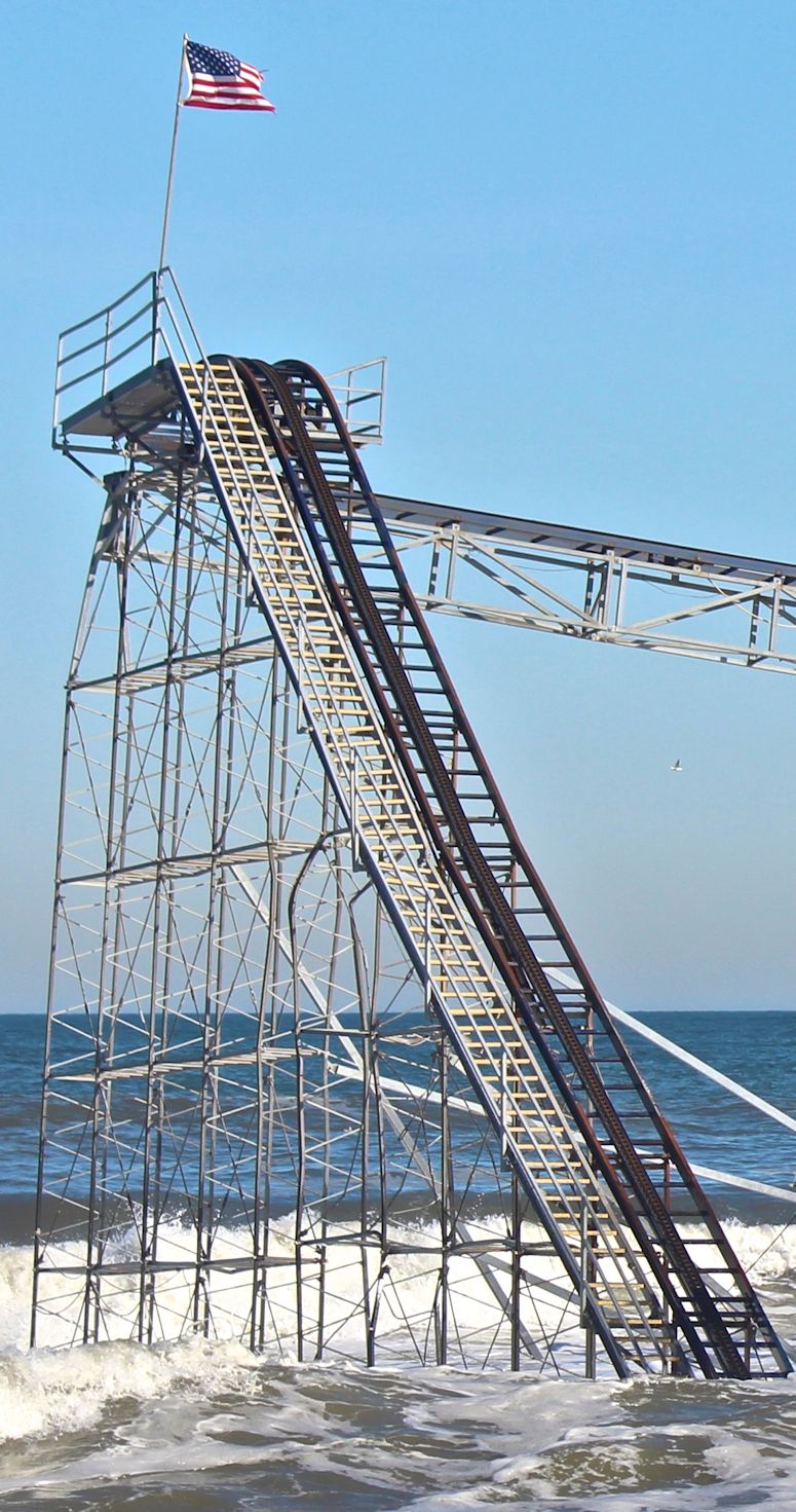 Berg- och dalbanan Jet Star i Casino Pier hamnar i havet efter orkanen Sandy.