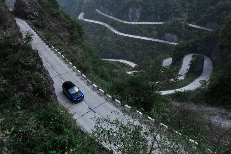 En bil p Tianmen Shan Big Gate Road.