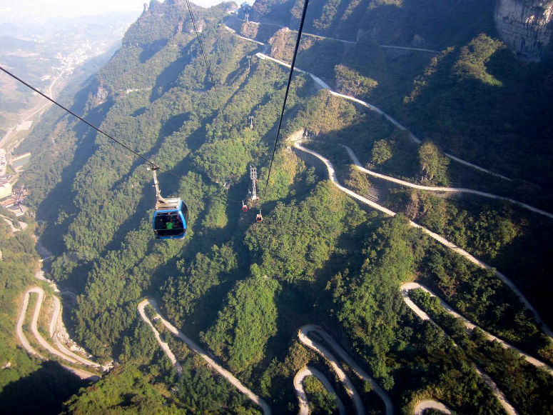 Linbanan som gr ovanfr Heaven-Linking Avenue, uppfr Tianmen Shan.