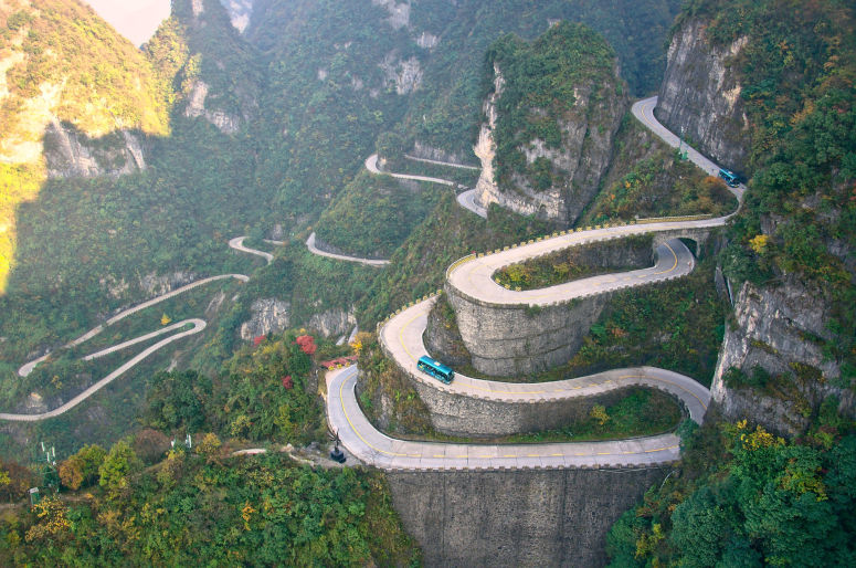 En buss ker nerfr Heaven-linking avenue i Kina, ner frn toppen av Tianmen-berget.