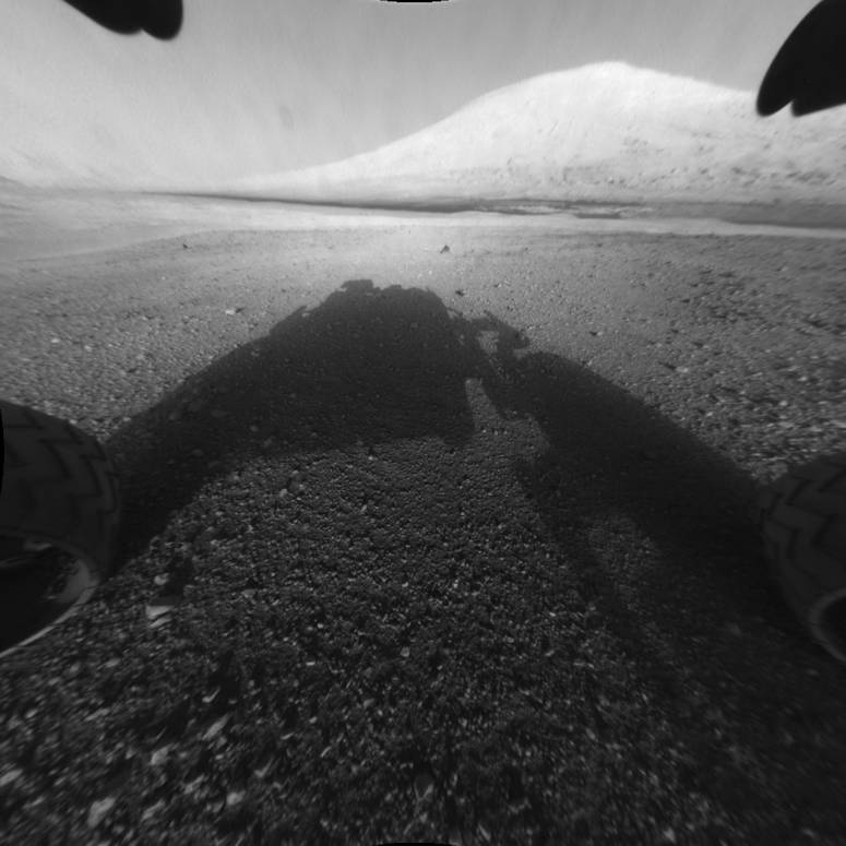 En av Curiositys första bilder från Mars