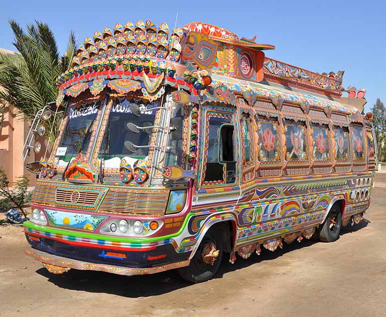 Buss i Egypten dekorerad som i Pakistan