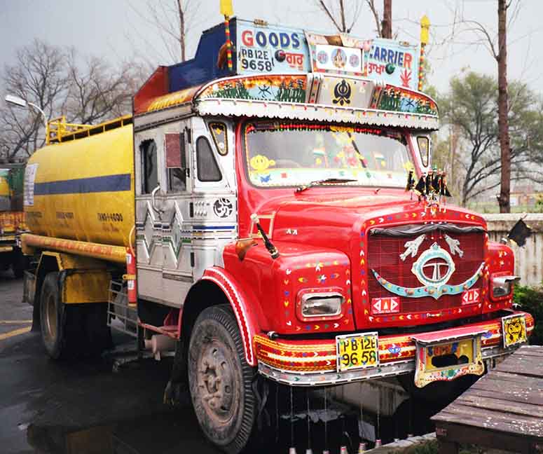 Dekorerad lastbil i Indien