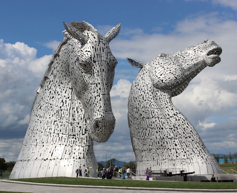 De gigantiska hsthuvudena i Skottland The Kelpies.