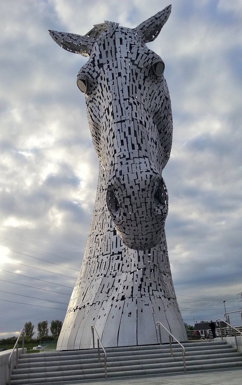 De gigantiska hsthuvudena i Skottland The Kelpies.