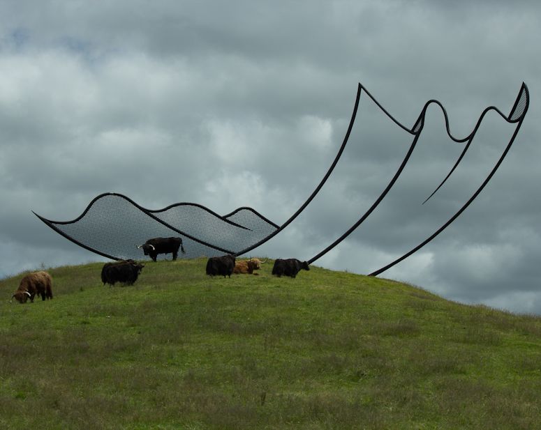 Gigantiskt surrealistiskt konstverk i landskapet på Gibbs Farm på Nya Zeeland.