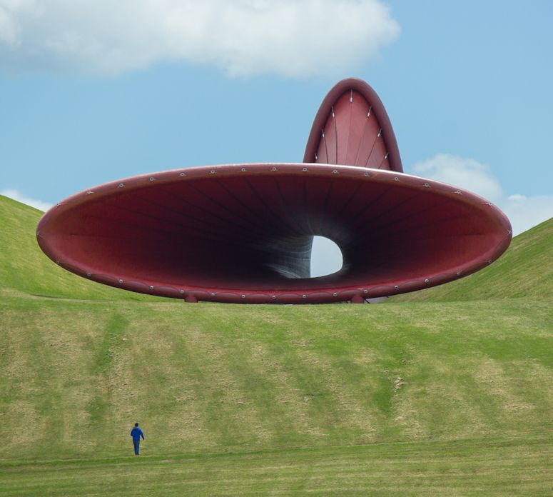 Gigantiskt surrealistiskt konstverk i landskapet p Gibbs Farm p Nya Zeeland.