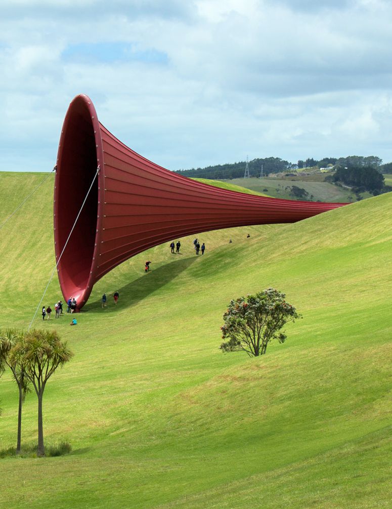 Gigantiskt surrealistiskt konstverk i landskapet på Gibbs Farm på Nya Zeeland.