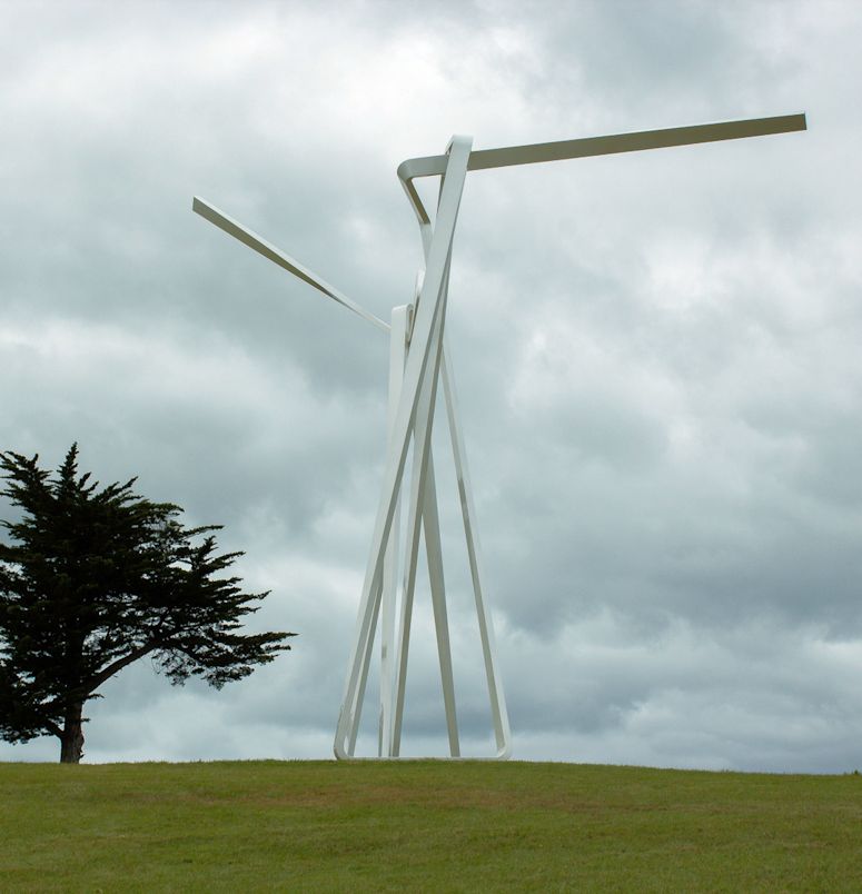 Gigantiskt surrealistiskt konstverk i landskapet p Gibbs Farm p Nya Zeeland.