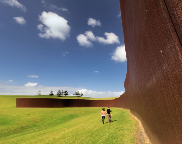 Gigantiskt surrealistiskt konstverk i landskapet p Gibbs Farm p Nya Zeeland.