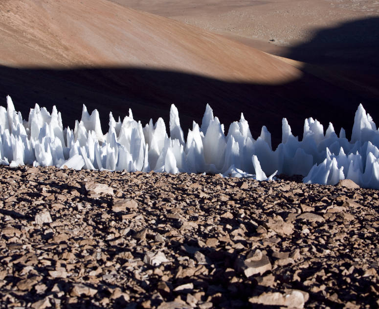 Penitenter - spetsar av snö - i Atacamaöknen.
