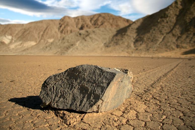 Seglande sten i Death Valley