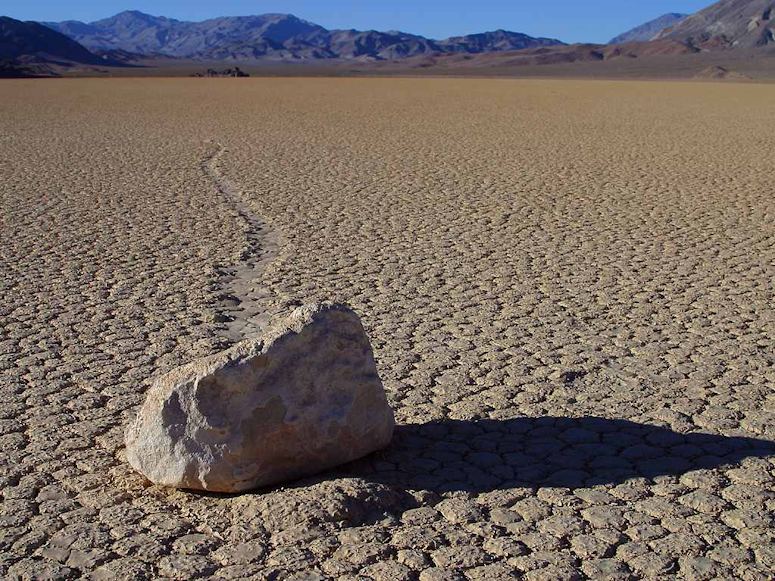 Seglande sten i Death Valley