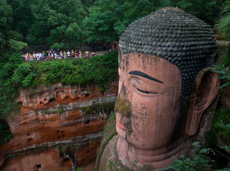 Världens största buddha i sten i Leshan, Kina.