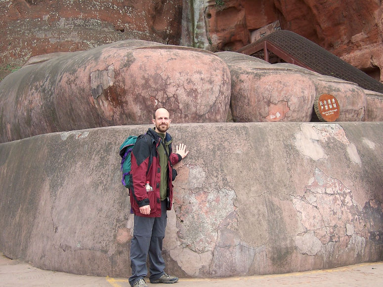 Ftterna p vrldens strsta buddhastaty i Leshan, Kina.