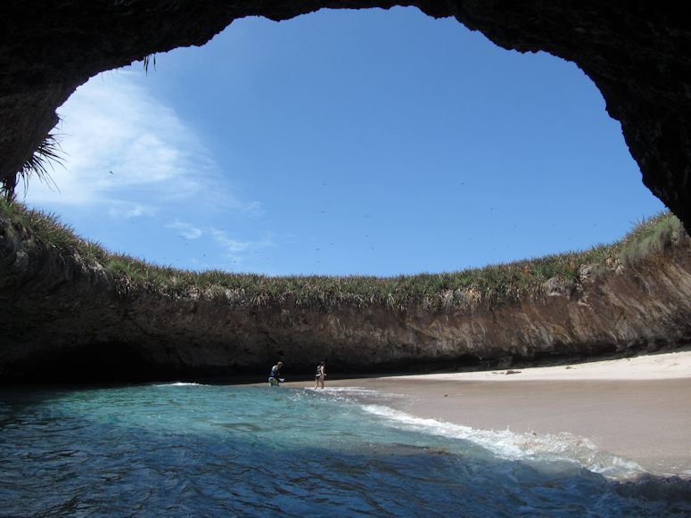 Gömd strand på en av Marietasöarna i Mexiko.