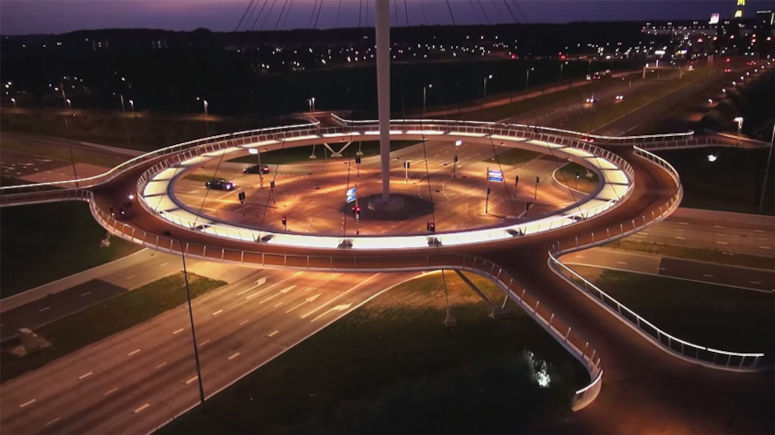 Hngande cykelrondell, Hovenring, i Eindhoven i Nederlnderna.