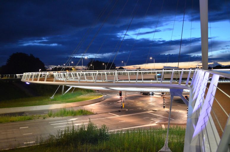 Hngande cykelrondell, Hovenring, i Eindhoven i Nederlnderna.